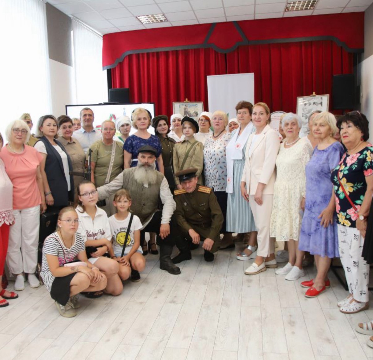 Фотовыставка-реконструкция «Прикоснись к истории» посвящёна 80-летию Победы в Великой Отечественной войне
