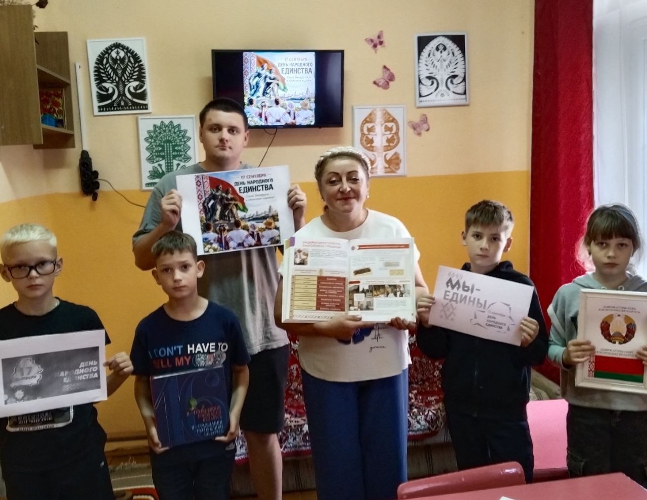 Тематический час «Единство начинается с нас» в клубе «Пралеска»